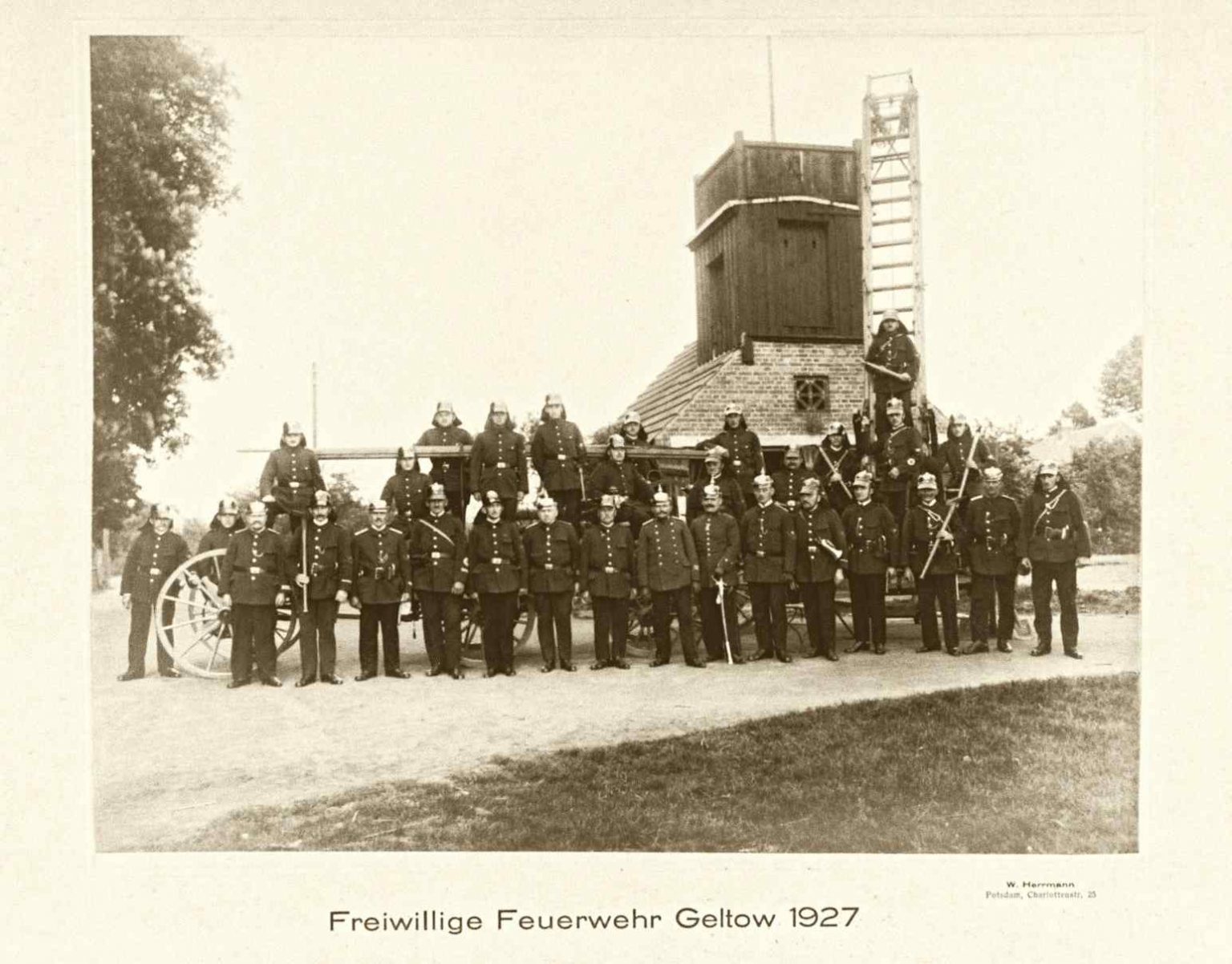 Freiwillige Feuerwehr Geltow 1927 – Mannschaftsfoto vor dem Steigerturm