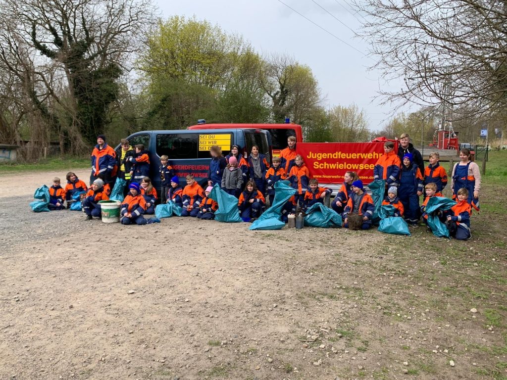 Jugendfeuerwehr beim Frühjahrsputz